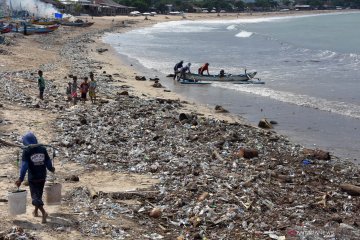 Sampah cemari Pantai Kedonganan Bali