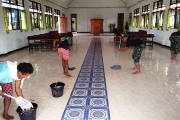 Warga perbatasan RI-PNG dan TNI gotong royong bersihkan gereja Yabanda