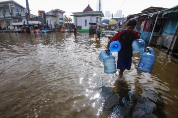 Banjir genangi sejumlah wilayah di Jakarta akibat hujan deras