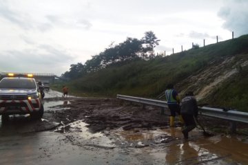 Jasamarga: Hujan deras akibatkan luberan air di Tol Lawang