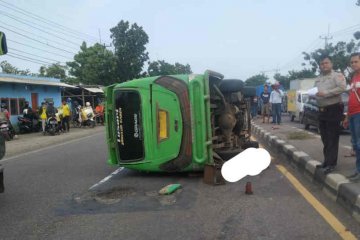 Minibus elf terguling di Cirebon seorang tewas