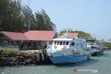 Penyeberangan dihentikan akibat gelombang tinggi