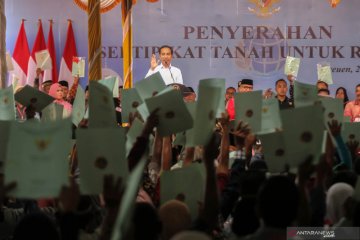 Presiden Jokowi bagikan sertifikat tanah untuk rakyat di Bireuen Aceh