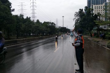 Banjir Jalan Underpass Tol Cawang sisakan lumpur