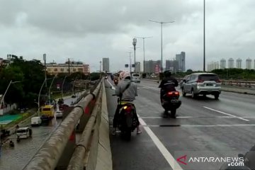 Pemotor terjebak di jalan tol akibat arteri banjir