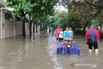 Perumahan Pulomas terendam banjir satu meter