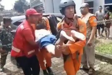 Damkar Jaktim evakuasi korban banjir sakit hingga terluka