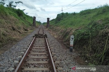 Petugas KAI Daop Jember temukan tumpukan batu di tengah rel