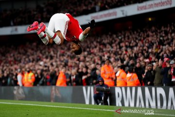 Dwigol Aubameyang bawa Arsenal salip Everton di klasemen