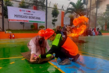 Pelajar di Medan diberi pelatihan mitigasi bencana kebakaran oleh ACT