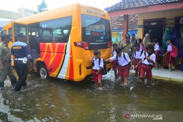 Evakuasi siswa akibat sekolah banjir