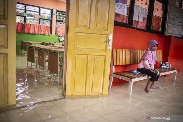 Tiga sekolah di Jakarta Selatan belajar di rumah akibat banjir