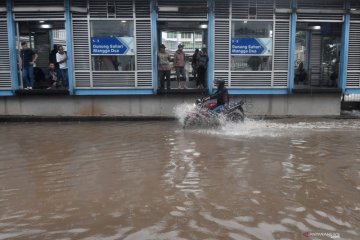 Jakarta dikepung banjir, Transjakarta alami penyesuaian rute