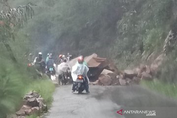 Batu longsor tutup jalan raya Cikajang-Pameungpeuk di Garut