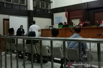 Hakim minta disidik, legislator Muara Enim tiba-tiba asam urat