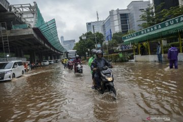 Banjir Jakarta surut, beberapa jalan masih tergenang
