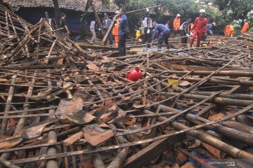 Puluhan rumah rusak diterjang puting beliung di Depok