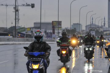 Banjir Jakarta, pengendara motor gunakan tol Becakayu