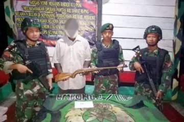 Mantan simpatisan OPM serahkan senpi kepada prajurit TNI