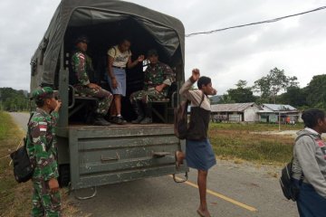 TNI gunakan truk antarkan siswa sekolah di perbatasan RI-PNG