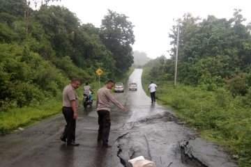 Longsor dan jalan ambles landa wilayah barat Gorontalo Utara