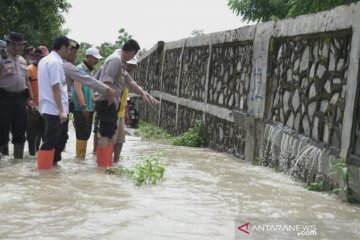150 kepala keluarga mengungsi akibat tanggul sungai jebol di Bekasi