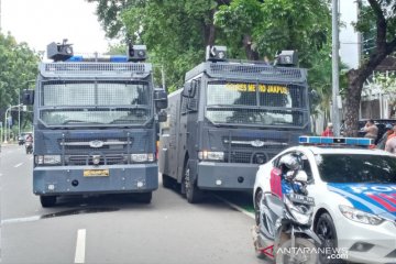 Water Cannon dan panser Baracuda polisi kawal demo di Kementerian BUMN