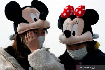 Dibayangi wabah virus corona, wisatawan tetap kunjungi Tokyo Disneyland