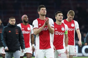 Ajax perpanjang kontrak Huntelaar selama satu musim