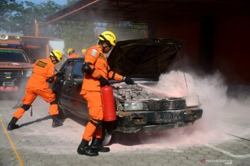 Latihan penyelamatan korban kecelakaan lalu lintas