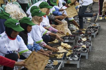 500 orang pecahkan rekor dunia buat logo K3 berbahan kemplang