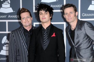 Lirik lagu Green Day - "Wake Me Up When September Ends"