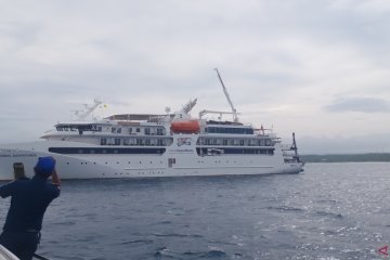 Kapal MV Coral Adventure berlabuh di Kupang, petugas cek kesehatan