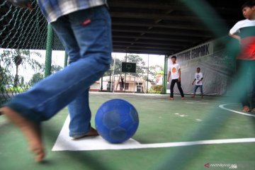 Lapangan olahraga di bawah jembatan layang