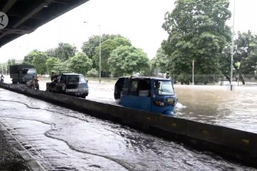 Terendam banjir, jalan Ahmad Yani tak bisa dilewati motor