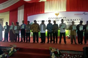 Menteri ATR/Kepala BPN serahkan 1.200 sertifikat tanah di Sukabumi