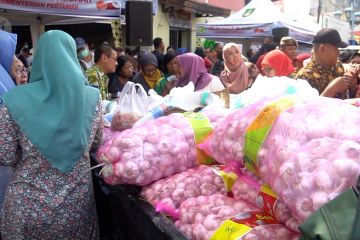 Mentan lepas operasi pasar bawang putih dan cabai di Solo