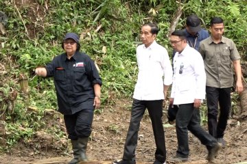 Presiden Jokowi kembali tinjau Sukajaya, daerah terdampak longsor