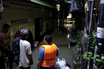 Banjir masih genangi Kebon Pala-Jatinegara hingga malam hari