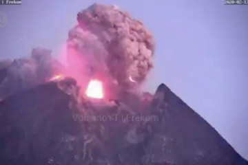 Erupsi Merapi terpantau di Pos Ngepos Magelang