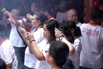 Perayaan Cap Go Meh, warga Tionghoa berdoa berharap kesembuhan