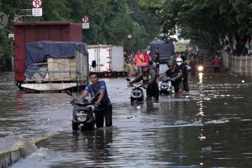 Hanya kendaraan besar yang bisa melintas di Pulomas dan Kelapa Gading