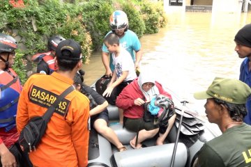 Banjir, warga Jatibening memilih evakuasi