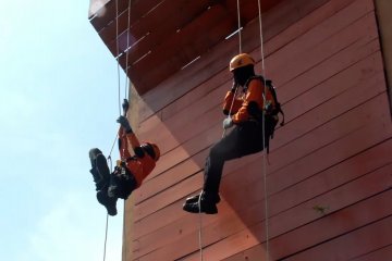 Berlatih penyelamatan ketinggian di Sekar Kijang