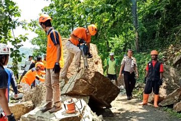 Longsor, batu besar tutup akses jalan di Gunungkidul