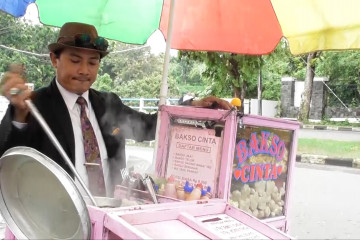 Ada penjual bakso berjas rapi di Semarang