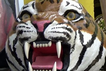 Ada topeng harimau dari koran karya anak muda di Batu-Malang