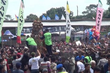 Ragam kreasi gunungan dalam Festival Durian Pekalongan