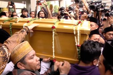 Usai disemayamkan, jenazah Gus Sholah diberangkatkan ke Jombang