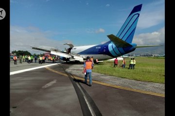 Pesawat cargo tergelincir di bandara Sentani
